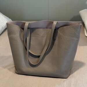Cuyana Pebbled Leather Tote in Taupe with insert